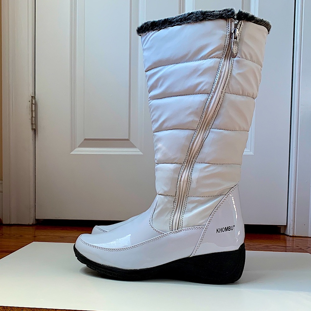 NWOT Khombu Womens Winter Boots - Quilted, patent trim, size 8 Open to offers